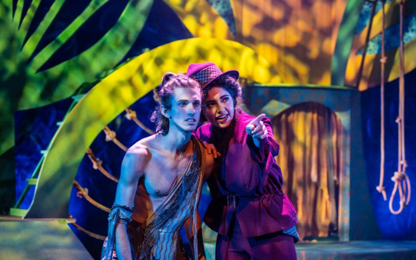 Tarzan und Clayton blicken entschlossen Tarzan steht neben Olivia Clayton, die energisch auf eine Szene zeigt. Beide blicken konzentriert und entschlossen.