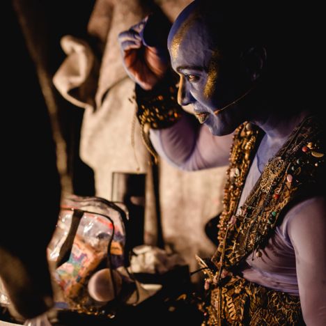theater-liberi-aladin-genie-maske-foto-peter-harbauer Ein Darsteller als Genie schminkt sich im Bühnenbereich.