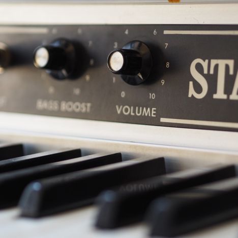 theater-liberi-keyboard-studioaufnahme-carolin-pommert Nahaufnahme eines Vintage-Keyboards mit Fokus auf Lautstärkeregler.