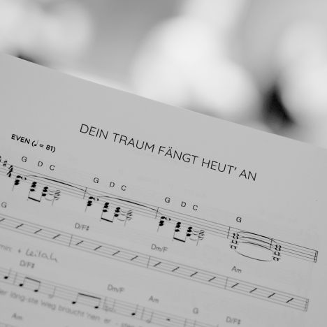 theater-liberi-musical-dein-traum-song-carolin-pommert Notenblatt mit dem Titel 'Dein Traum fängt heut’ an'.