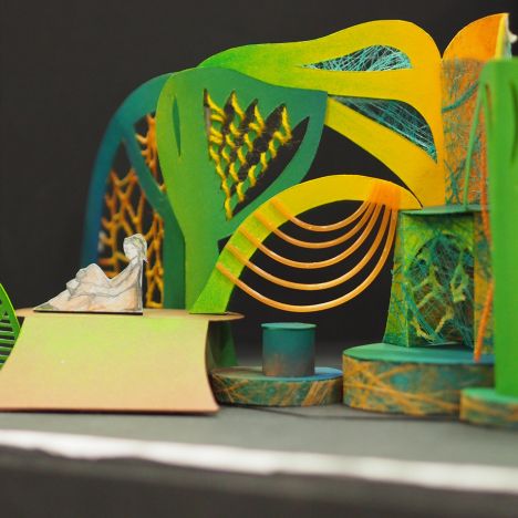 theater-liberi-tarzan-buehnenbildmodell-carolin-pommert Miniaturmodell eines Bühnenbildes mit grünen und gelben organischen Formen.