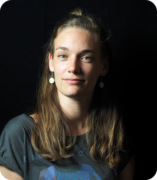 Jana Flaccus – Autorin / Musikalische Leitung Auf dem Bild ist Jana Flaccus, Autorin / Musikalische Leitung bei Theater Liberi.